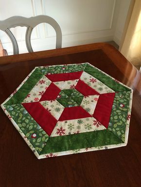 Christmas Red, White & Green Quilted Hexagon Table Runner Corn Table, Christmas Table Decorations Diy, Christmas Table Runner Pattern, Hexagon Table, Quilted Table Runners Christmas, Diy Christmas Table, Quilting Digest, Christmas Table Toppers, Table Topper Patterns