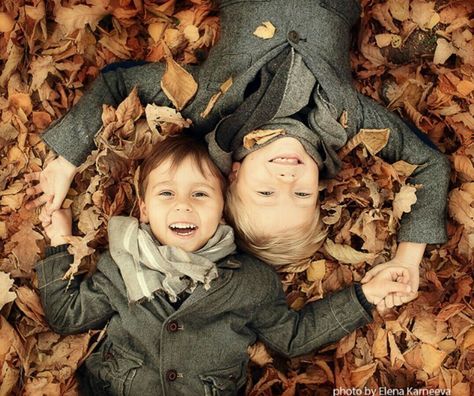 Fall Photoshoot Family, Autumn Family Photography, Family Photoshoot Poses, Fall Family Portraits, Baby Fotografie, Family Portrait Poses, Sibling Photography, Fall Family Photo Outfits, Outdoor Family Photos