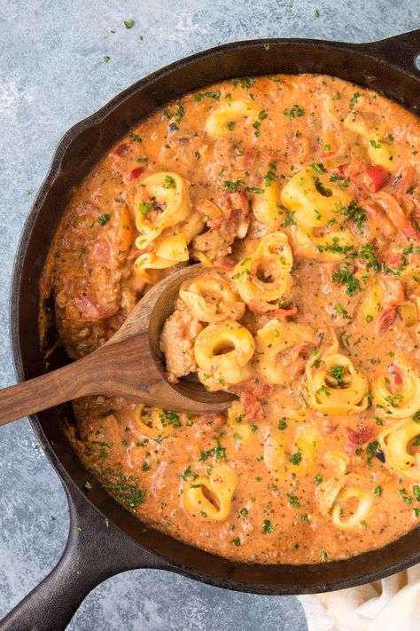 A recipe for quick and easy cheese tortellini cooked in a creamy fire roasted tomato sauce with ground turkey. A super easy meal for any night of the week. Smoked Salmon Omelette, Toast Aperitif, Low Carb Quiche, Breakfast Hotel, Law Carb, Best Pancake Recipe, Fire Roasted Tomatoes, Paleo Snacks, Paleo Breakfast