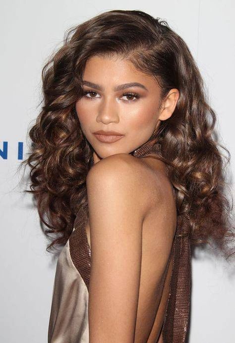 Colores de cabello para morenas oscuras: Los tonos que dominarán el 2020 Rebonded Hair, Zendaya Makeup, Hair Muse, Zendaya Hair, Zendaya Style, Cheap Human Hair, Medium Long Hair, Aesthetic Picture, Zendaya Coleman