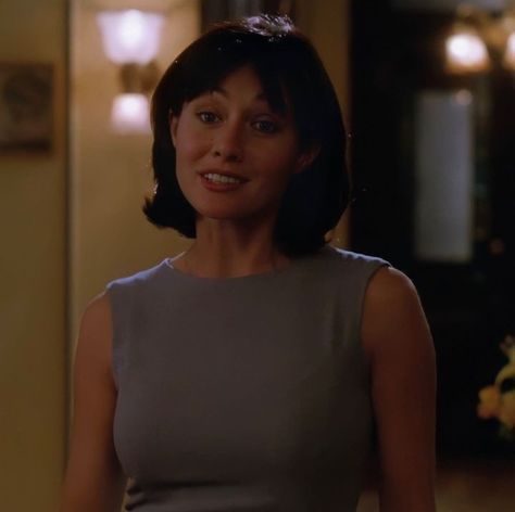 Shannen Doherty in season one episode one of charmed Prue Halliwell Season 1, Undercover Princess, Shannen Doherty Charmed, Charmed Outfits, Prue Halliwell, Charmed Tv Show, Charmed 1998, The Power Of Three, Charmed Sisters