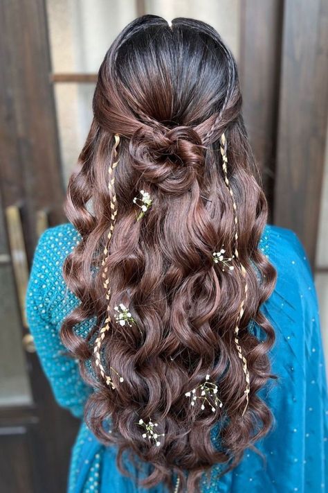 Hairstyles For Engagement, Hairstyle For Brides, Engagement Hairstyle, Lehenga Look, Carnival Hairstyles, Messy Braid, Mehndi Hairstyles, Beautiful Wedding Hair, Hairstyle Examples