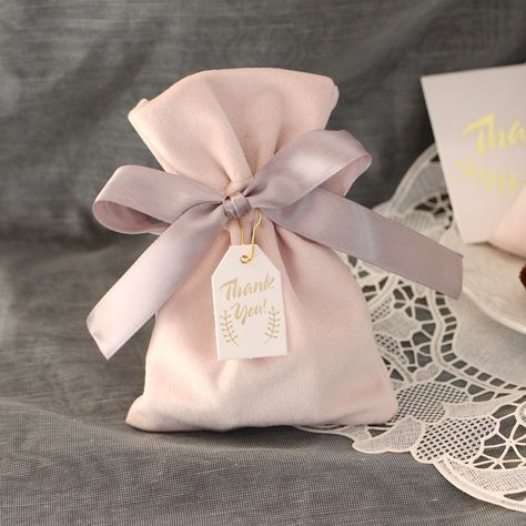 Candy Bags Wedding, Jewelry Packaging Design, Birthday Giveaways, Engagement Party Favors, Wedding Candy Boxes, Packaging Ideas Business, Velvet Cloth, Wedding Candy, 자수 디자인