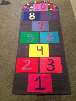 rayuela Indoor Hopscotch, Experiments Kids, Diy Gifts For Kids, Craft Night, Kids Corner, Crafts For Girls, Diy Toys, Craft Inspiration, Diy Christmas Gifts