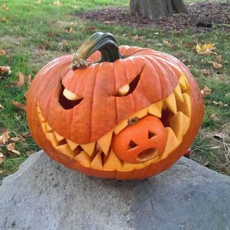 Jack-o-lantern eating a jack-o-lantern. Jack O Lantern Eating Small Pumpkin, Jack O Lanterns Ideas, Spider Jack O Lantern, Jack O Lantern Mushroom, Halloween Pumpkins Carvings Designs, Halloween Food Decorations, Halloween Pumpkin Crafts, Creative Pumpkin Painting, Spooky Decorations