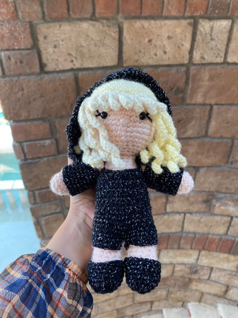 Taylor Swift Plushie, Crochet Plushies, Crochet Inspo, Taylor Alison Swift, Christmas Wishlist, Cute Crochet, Crochet Ideas, Dream Room, Crochet Toys