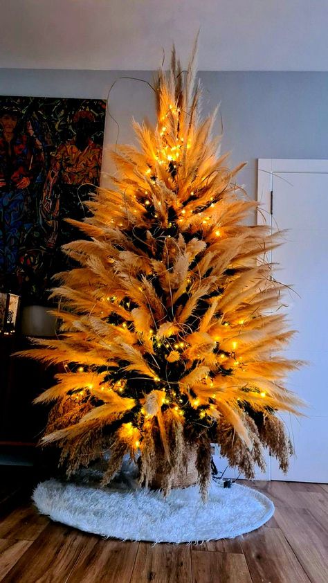 Pampas Tree, Elegant Ornaments, Christmas Tree Inspo, Flocked Christmas Trees Decorated, Minimalist Christmas Tree, Creative Christmas Trees, Christmas Tree Decorations Diy, Easy Christmas Decorations, Christmas Tree Inspiration