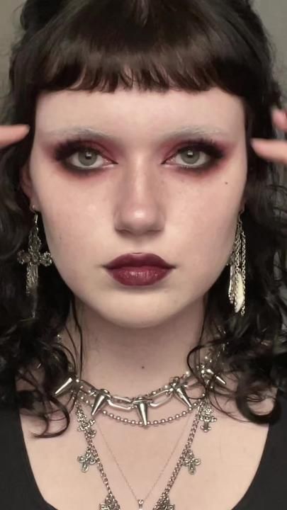 Dewy Goth Makeup, Vampire Prom Makeup, Romantic Vampire Goth Makeup, Goth Makeup Romantic, Goth Makeup For Work, Grunge Eye Makeup 90s, Simple Goth Makeup Look, Goth Christmas Makeup, Simple Gothic Makeup