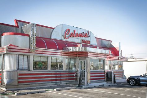 Built in the mid-1950s by Mountain View Diner Company, the Colonial in Lyndhurst retains the look of the period. Keep an eye peeled for this recurring special: shrimp salad on a roll with bacon, avocado, fresh spinach and tomato slices, with a cup of clam chowder on the side. It’s a winner. Retro Buildings, Modern Diner, 60s Diner, 1950s Buildings, Diner Architecture, Retro Diner Exterior, 50s Diner Exterior, 80s Diner Exterior, 90s Diner Exterior