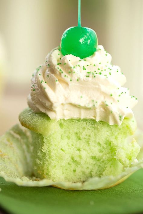 Shamrock Shake Cupcake Recipe - Desserts For St. Patrick’s Day, St Patrick’s Day Mini Cheesecakes, St Patrick’s Day Cupcake, St Patrick’s Day Cupcake Cake, Shamrock Shake Cupcakes, St Patrick’s Day Cupcakes Rainbow, St Patricks Day Food, Saint Patties, Irish Recipes