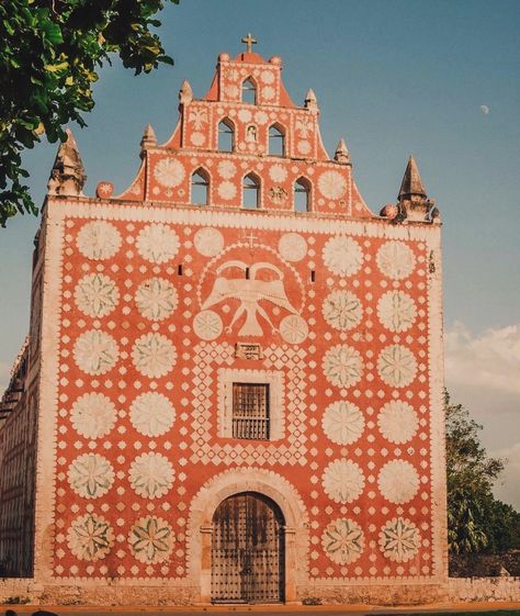 This church in Uayma, Yucatan is an absolute beauty. Where else would you go in that part of Mexico? ✨🇲🇽✨ Photography by @leandrobulzzano Via @icantaffordthisbutmaybeshecan #yucatan #southamerica #church #star #historicalinteriors #vintageinterior #retrodinterior #decor #orangedecor #diningroom #eclecticterritory #furniture #eclecticterritory #interiordesign #homedecor #interiorinspiration #vintagedecor #interiorgoals #interiorstyling #luxurylifestyle #designinspiration #moorish #yucatan #... Mexican Architecture Traditional, Cabana Magazine, The World Of Interiors, Orange Decor, Slytherin Aesthetic, Colonial Architecture, Yucatan Peninsula, Baroque Style, Vintage Interior