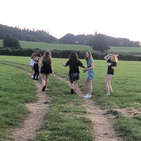 School Aesthetic Summer, Camping In Garden, Uk Friends Aesthetic, Uk High School, Summer Outfits British, School In Summer, Field Party Aesthetic, Holidays With Friends, Summer Uk Outfits