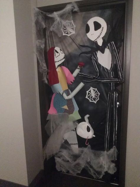 Jack & Sally Jack And Sally Door Decorations, Puerta Halloween, Halloween Door Decorations Classroom, Porta Halloween, Halloween Doors, Diy Halloween Door Decorations, Halloween Classroom Door, Halloween Diy Door, Halloween Decorations Apartment