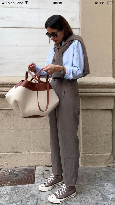 Neutral Preppy Outfit, Converse Office Outfit, Outfit Office, Style Inspiration Spring Summer, Europe Travel Outfits, Outfit Inspo Spring, Neutral Outfits, Practice Outfits, Effortless Outfit