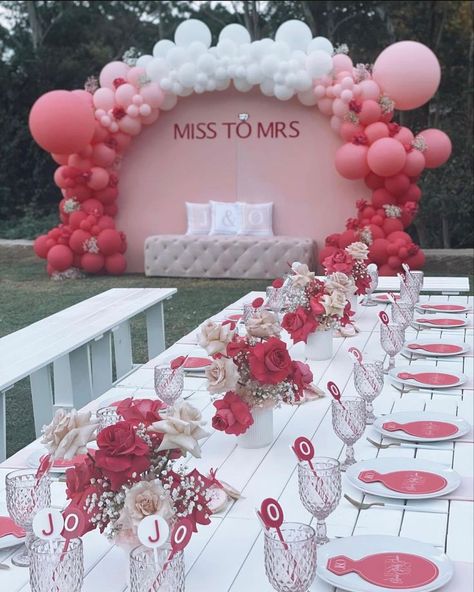 Bridal Shower Backdrop Ideas Balloons, Bougie Bridal Shower Ideas, Bridal Shower Ideas Black Women, Red And Pink Bridal Party, Pink Wedding Shower Ideas, Bride To Be Theme Ideas, Bridal Party Themes Ideas, Bride To Be Party Decoration Ideas, Pink Bridal Shower Backdrop