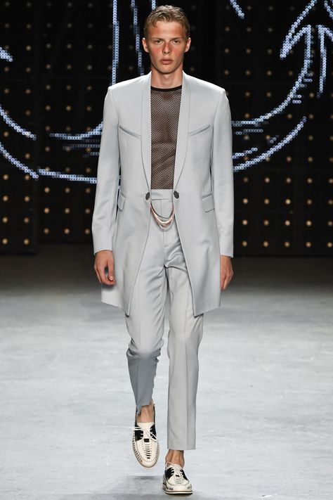 Topman Design Spring 2017 Menswear Fashion Show White Dress Shoes, Teddy Boys, Gray Suit, Spring Summer 2017, Spring 2017, Mens Street Style, Primavera Estate, Men Fashion, Perfect Outfit