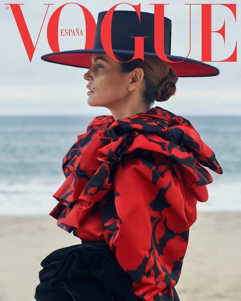 Pinterest: ange de la cuesta Sebastian Faena, Magazine Cover Ideas, Vogue Photography, Vogue Portugal, Vogue Magazine Covers, Mode Chanel, Fashion Magazine Cover, Vogue Spain, Fashion Cover