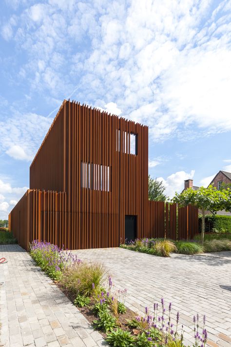 Built by DMOA Architecten  in Kontich, Belgium with date 2013. Images by Luc Roymans. In this house in the suburbs of Antwerp, weathering steel lamellae are in command. Inside as well as outside they def... Corten House, Residential Architecture Facades, Steel Architecture, Plans Architecture, Metal Cladding, Weathering Steel, Residential Architect, Building Facade, Corten Steel