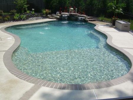 I like the curves in this pool. Spool Pool, Pools Ideas, Mini Swimming Pool, Small Inground Pool, Playground Landscaping, Pools For Small Yards, Small Swimming Pools, Pool Remodel, Small Pool Design