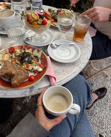 @livia_auer on instagram Pretty Brunch, Livia Auer, Brunch Barcelona, Barcelona Cafe, Barcelona Aesthetic, Barcelona Food, Art Cafe, Aesthetic Art, Barcelona