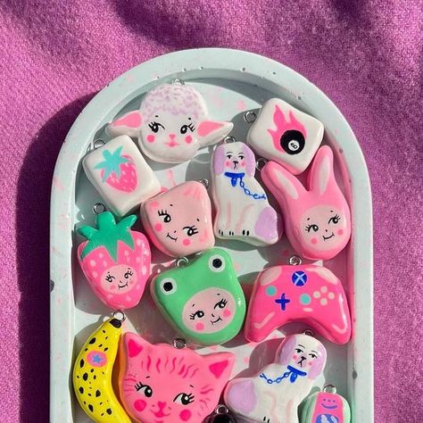 Polymer Clay Trinkets, Amy Hastings, Cute Clay Pins, Clay Charm Ideas, Clay Art Ideas, Polymer Charms, Kewpie Art, Charm Ideas, Kitsch Decor