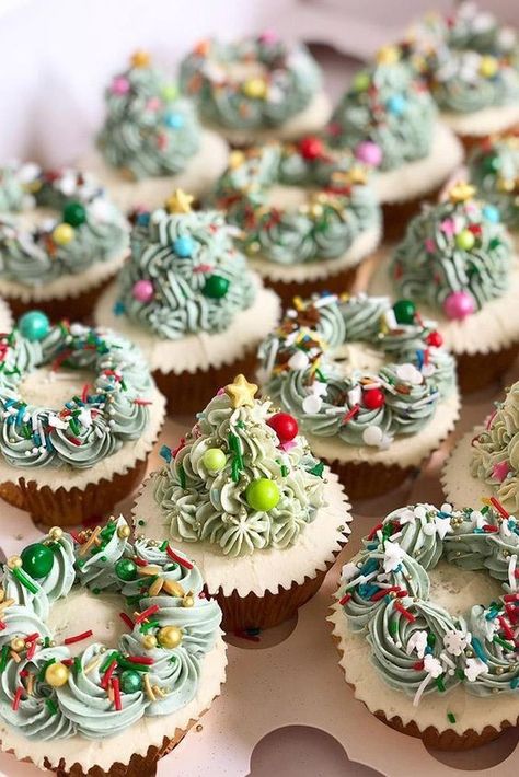 50+ Easy Christmas Cupcakes Ideas to Celebrate this Holiday Season | momooze.com Jul Kaka, Easy Christmas Cupcakes, Christmas Wedding Decor, Christmas Cupcakes Recipes, Cake Mini, Holiday Cupcakes, Cupcakes Decorados, Christmas Cakes, Wedding Decor Inspiration