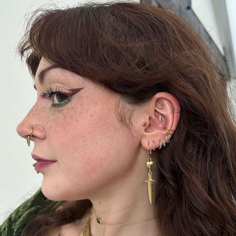 This rook piercing earring is so attractive and eye-catching, definitely a must-have! When you wear it, it immediately turns out to be a sword shape. There are also some CZs on the barbell, which make it shiny and stylish.