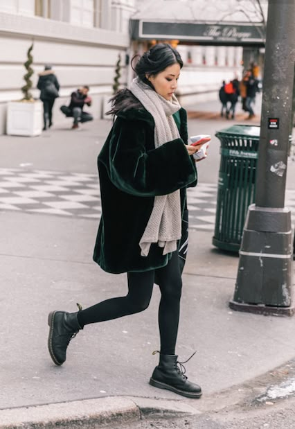 Streetstyle Winter, Style Dr Martens, Martens Outfit, Dr Martens Outfit, Dr Martens Style, Martens Style, Doc Martens Outfit, Millennials Fashion, Black Faux Fur Coat