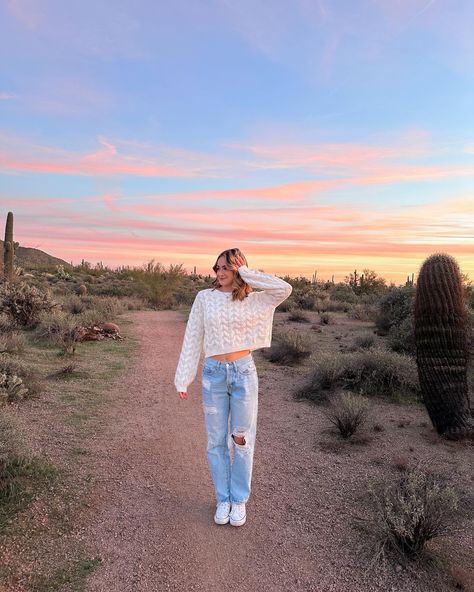 Arizona Sunsets 🫶 Arizona Instagram Pictures, Desert Pictures Ideas, Arizona Picture Ideas, Arizona Aesthetic Outfits, Arizona Senior Pictures, Arizona Photoshoot, Desert Photoshoot Ideas, Arizona Winter, Arizona Aesthetic