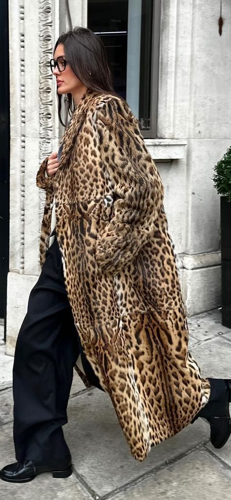 Street Style 2024 Winter 60s Coat Outfit, Coat 2024 Trend, Animal Print Coat Outfit, Leopard Coat Street Style, Leopard Print Coat Outfit, Print Coat Outfit, Leopard Coat Outfit, Leopard Cardigan Outfit, Cheetah Print Coat