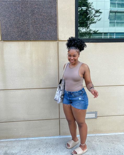 Sweatshorts Shorts Outfit Black Women, Baggy Jean Shorts Outfit Black Women, Basic Summer Outfits Black Women, Baddie Jorts Outfit, Chill Summer Outfits Black Women, Urban Jean Shorts For Summer Streetwear, Christmas Festival Outfit, Festival Outfits 2022, Shorts Outfits Black Women