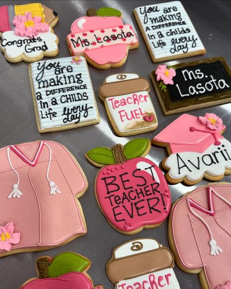 Congratulations teacher! 👩🏼‍🏫🩷🎓 Education Major Graduation Party, Teacher Shower Party, Teacher Themed Graduation Party, Graduation Cap Pictures, Teacher Graduation Party, Teacher Graduation Cap, Graduation Board, Graduation Boards, College Grad Party