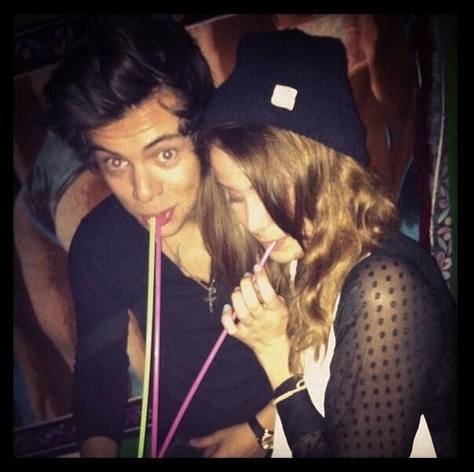 Harry with Eleanor's friend Alana x Harry Styles Drunk, Harry Styles 2013, Frat Boy, Harry Styles Pictures, Louis And Harry, Harry Styles Photos, Mr Style, Harry Edward Styles, Edward Styles