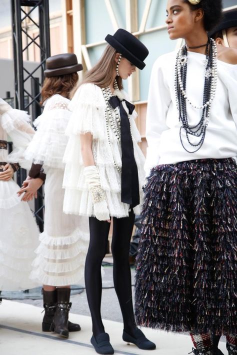 frill's and fringe for chanel fall 2016 Black And White Outfits, Tweed Outfit, Mode Chanel, Party Kleidung, Looks Street Style, Chanel Fashion, Mode Inspo, Mode Vintage, Fashion Books