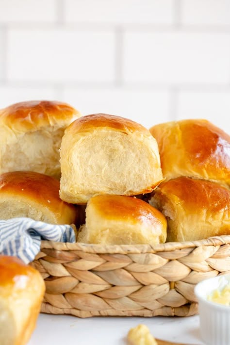 This recipe for homemade Hawaiian sweet rolls recipe is easy to make, especially for homemade bread. The yeast rolls turn out to be the right amount of sweet, fluffy, soft, and perfectly golden brown. Quick And Easy Homemade Rolls, Hawaiin Rolls Recipe, Hawaiian Sweet Rolls Recipe Bread Machine, Hawian Roll Garlic Bread, Best Soft & Fluffy Homemade Dinner Rolls, Easy Dinner Rolls, Dutch Oven Beef Stew, Dutch Oven Beef, Hawaiian Bread