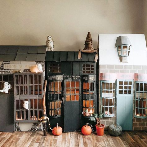 Cardboard Harry Potter, Diy Harry Potter Village, Diy Harry Potter Advent Calendar, Diy Diagon Alley Shops, Diy Hogwarts Castle, Harry Potter Christmas Village, Diagon Alley Diy, Harry Potter Playroom, Harry Potter Hogsmeade