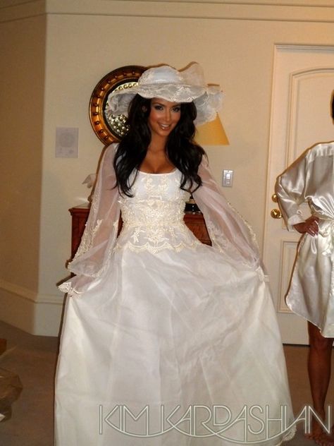 Kim Kardashian wearing Kris Jenner's first wedding dress [to Robert Kardashian]. Kim Kardashian Wedding Dress, Kim Kardashian Images, Kim Kardashian Wedding, Kardashian Wedding, S Wedding Dress, Mom Wedding Dress, Dress Celebrity, Marriage Dress, Purple Wedding Dress