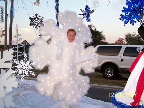 Snowflake Parade Floats | Snowflake/Snowman Christmas Float Diy Christmas Float Ideas, Christmas Floats, Christmas Costumes Diy, Christmas Concert Ideas, Pizza Ranch, Christmas Parade Floats, Snowman Costume, Competitions For Kids, Light Up Costumes