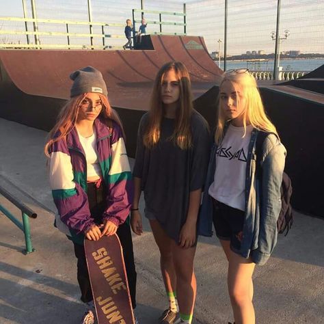 ✿*· pinterest ⇢ milkybambi Stile Ragazza Skater, Skater Fits, Skater Girl Aesthetic, Skater Girl Style, Skater Boi, Converse Outfits, Skater Vibes, Skater Outfits, Look Grunge