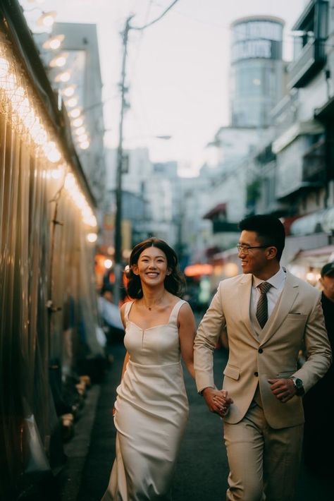 Prewedding In Tokyo, Street Pre Wedding Photography, Elope In Japan, Asian Pre Wedding Photoshoot, Tokyo Wedding Photography, Wedding Photography Casual, Wedding Photo Shoot Poses, City Prewedding Ideas, Taiwan Wedding Photoshoot