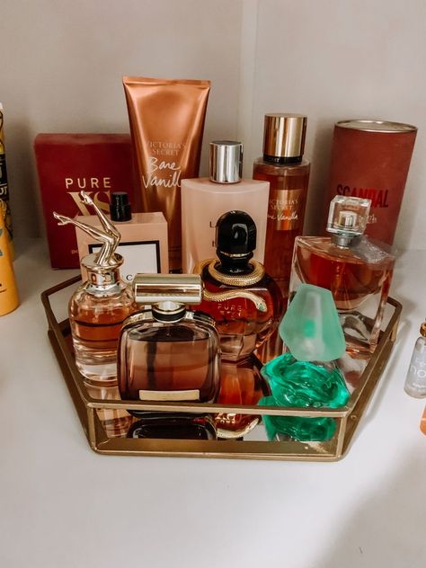 Bandeja Perfume, Perfume Organization Shelf, Cologne Storage Ideas, How To Organize Perfumes On Dresser, Cologne Storage, Profumo Victoria Secret, Koleksi Parfum, Perfume Organizer, Perfume Storage