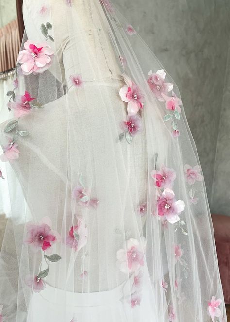 High Impact wedding veils to transform your bridal look 21 Wedding Veil With Flowers, Pink Wedding Veil, Veil With Flowers, Romantic Veil, Color Veil, Beaded Wedding Veils, Pink Veil, Simple Veil, Floral Veil