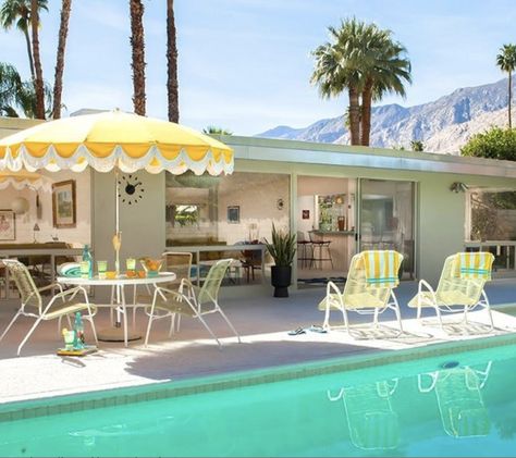 50s Pool Aesthetic, Palm Springs 70s Home, 60s Pool Aesthetic, Retro Backyard Ideas, Palm Springs Inspired Backyard, Retro Pool Aesthetic, 1970s Backyard, Palm Springs Pool Style, Retro Backyard