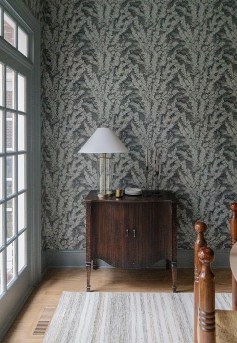 Transitional Dining Room Wallpaper, Amber Interiors Wallpaper, Chris Loves Julia Dining Room, Vintage Dining Room Wallpaper, Chris Loves Julia Wallpaper, Wallpaper And Wainscoting Bedroom, Green Wallpaper Dining Room, Wallpaper Ideas Dining Room, Wallpapered Dining Room