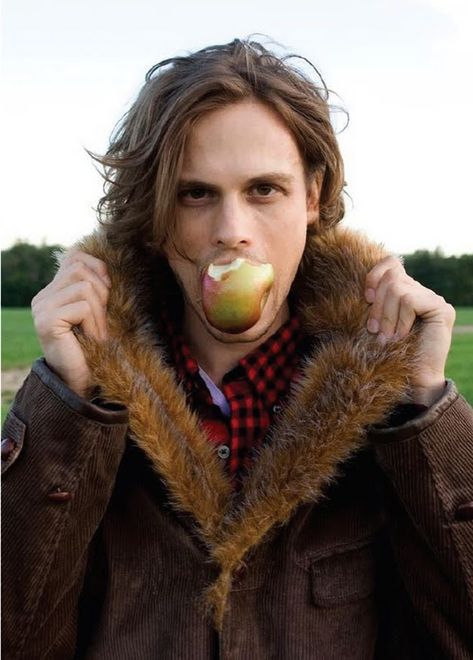 Matthew Gray Gubler. I don't really know why he's eating an apple like that, but he manages to look hot doing it, so I'm not complaining. Dr Reid, Dr Spencer Reid, Shemar Moore, Dream Date, Matthew Gray, Matthew Gray Gubler, Liam Hemsworth, Spencer Reid, Beating Heart