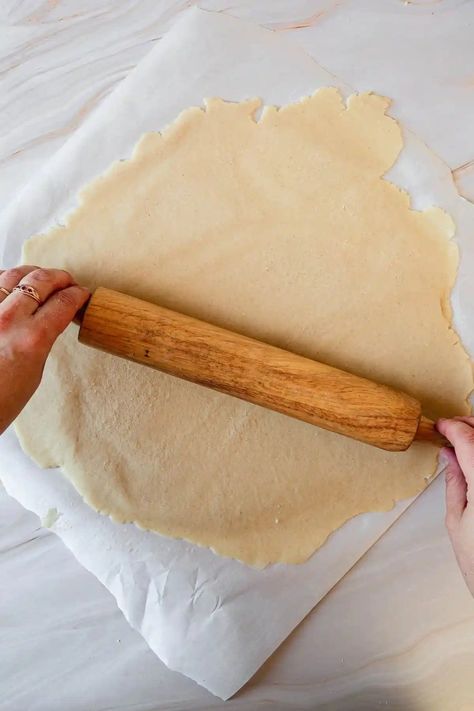 My favorite gluten free pie crust recipe - made with shortening, easy to work with and perfectly make-ahead and freezer-friendly! Your favorite new gluten free recipe, vegan dessert, gluten free pie, Thanksgiving pie recipe to try and SAVE right now! Gluten Dairy Free Pie Crust, Gluten Free Pie Crust With Shortening, Easy Gluten Free Pie Crust Recipe, Gluten Free Dairy Free Pie Crust, Vegan Dessert Gluten Free, Pie Crust With Shortening, Gluten Free Pie Dough, Gluten Free Pie Crust Recipe, Dairy Free Pie Crust