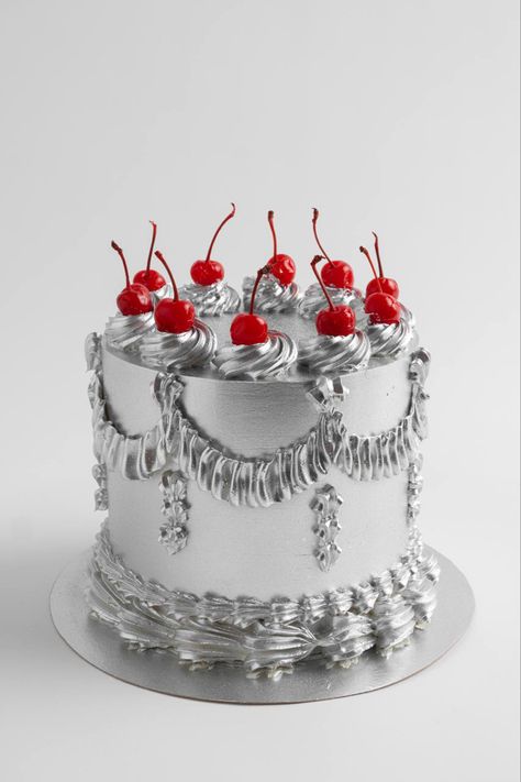 Bolo Vintage, Vintage Birthday Cakes, Silver Cake, Tall Cakes, Fake Cake, Caking It Up, Fancy Desserts, Pretty Birthday Cakes, Sweet Snacks Recipes