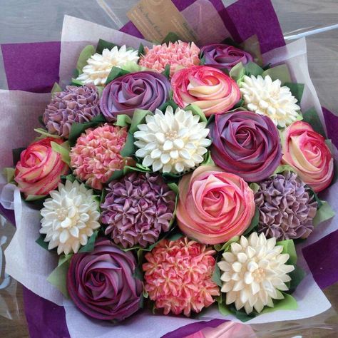 Cupcake Bouquet Tutorial, Frost Cupcakes, Cupcake Flower Bouquets, Cupcakes Flores, Torte Creative, Cupcake Fondant, Bouquet Tutorial, Torte Cupcake, Cupcakes Decorados