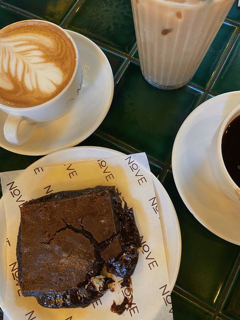 #aesthetic #café #coffee #brownie #chocolate #latteart #latte Brownie Cafe Aesthetic, Cake Cafe, Brownie Cake, Latte Art, Tea Time, Brownies, Cafe, Tea, Coffee