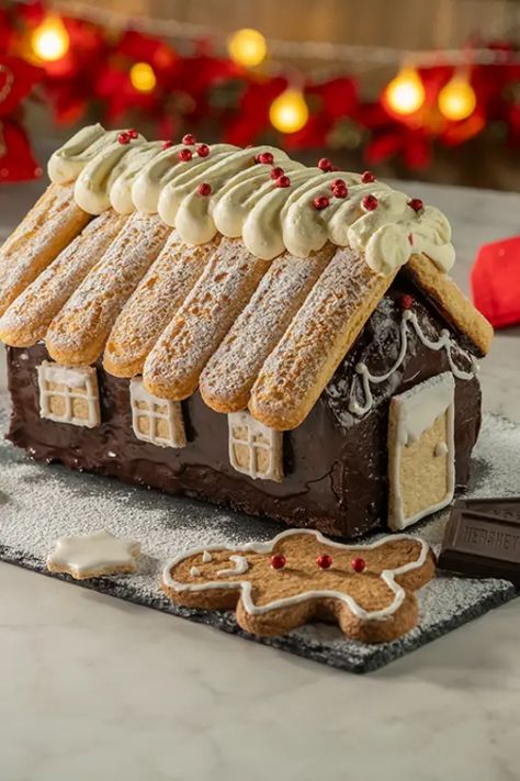 ¡Esta casita navideña de chocolate es un sueño hecho realidad! ¡Prepárala en compañía de tus pequeños y celebra las fiestas decembrinas con un postre fácil y muy divertido! Christmas Themed Cake, Homemade Food Gifts, Royal Christmas, Christmas Cupcakes, Sweet Christmas, Christmas Kitchen, Cake Inspiration, Christmas Cake, Royal Icing